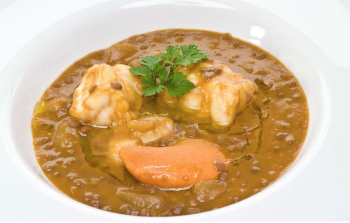 Ensalada de pimientos asados atún y huevo con guiso marinero de lentejas